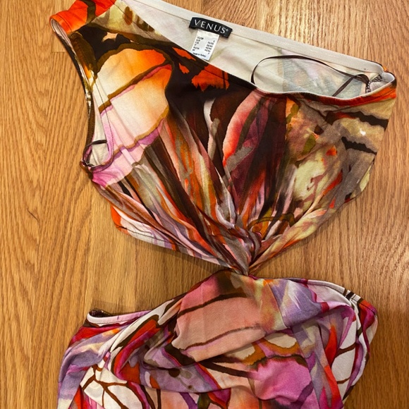 Venus NWOT one shoulder cut out dress with high slit - Picture 4 of 4